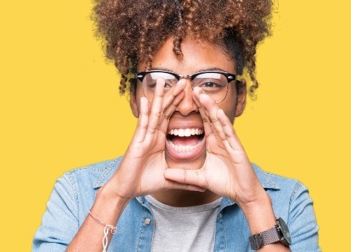 عورت چیختے ہوئے اعلان