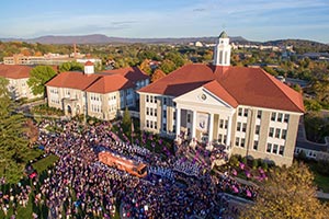 سیل فون جس میں سوشل میڈیا شبیہیں دکھائی دے رہی ہیں۔